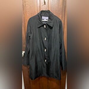 Laura Scott women’s size XL black trench Raincoat with twist lock fasteners.